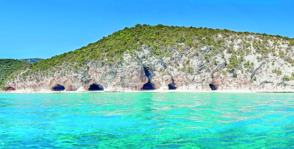 A Cala Luna e sua incrível sequência de cavernas: parada obrigatória de todas as embarcações. Crédito: