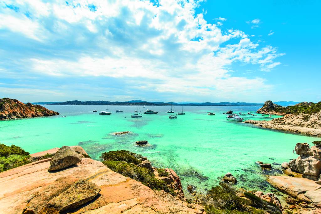 O mar piscina e as encostas pedregosas de Spargi, no Arquipélago Maddalena. Crédito: