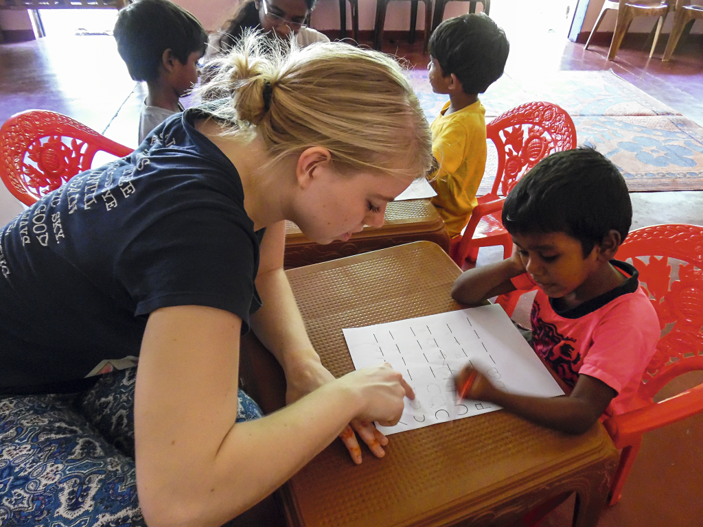 Voluntária dando uma mãozinha nas aulas no Sri Lanka