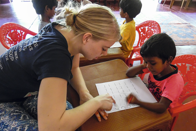 Voluntária dando uma mãozinha nas aulas no Sri Lanka
