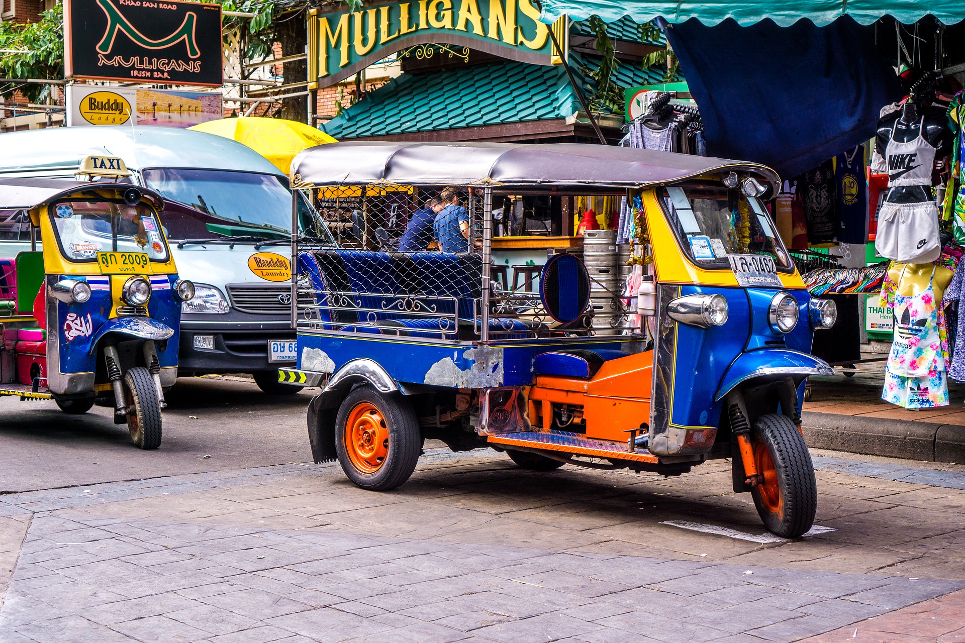 Tuk tuk na estrada de Khaosan, em Bangkok