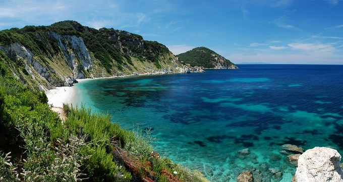 A praia de Sansone vista de cima, em Elba