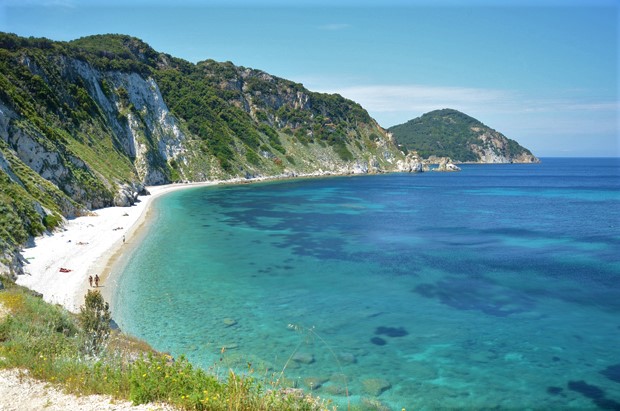 Pequena Cidade Na Costa Da Ilha De Elba, Em Itália. Número Elevado