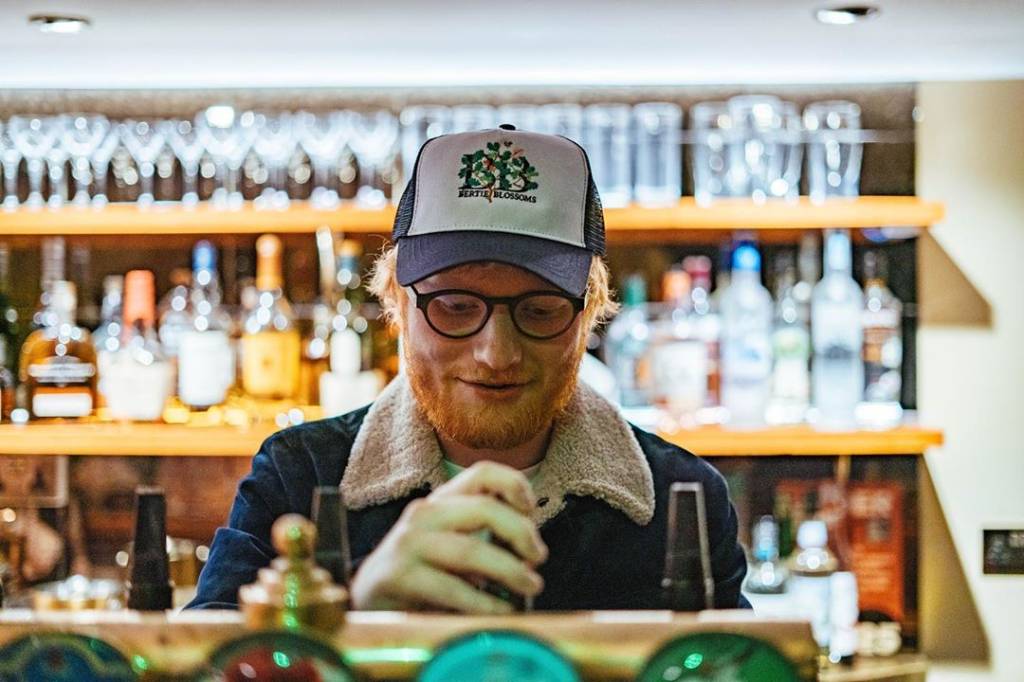 Ed Sheeran serve um chopp no seu novo bar, o Bertie Blossom, Londres