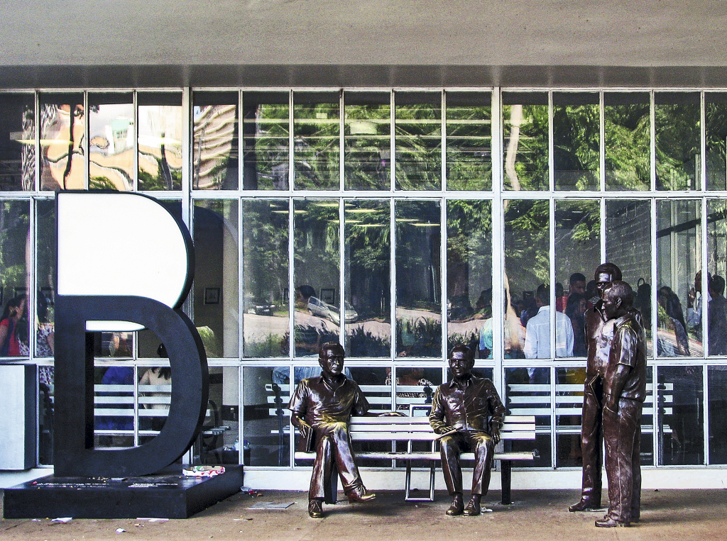 Estátuas da obra Encontro Marcado, na Biblioteca Luiz de Bessal, Belo Horizonte, Minas Gerais, Brasil