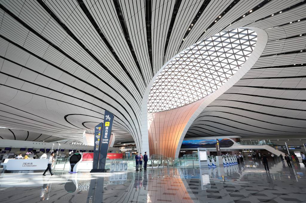 Sagão do Aeroporto Internacional Beijing Daxing, Pequim, China Sagão do Aeroporto Internacional Beijing Daxing, Pequim, China