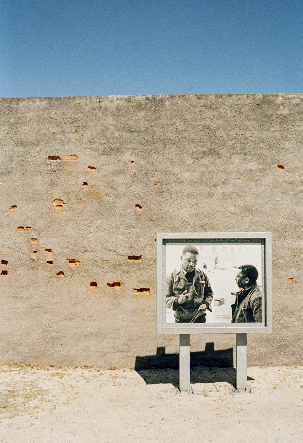 A foto mostra os prisioneiros Mandela e Walter Sisulu, na Robben Island, África do Sul