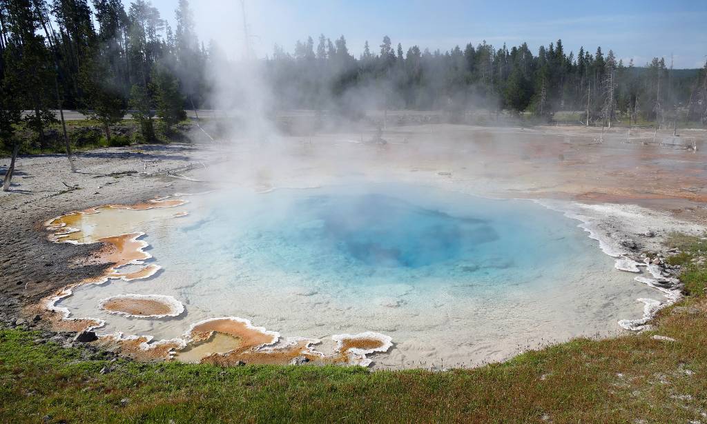 Um dos muitos lagos de água quente em Yellowstone, nos Estados Unidos