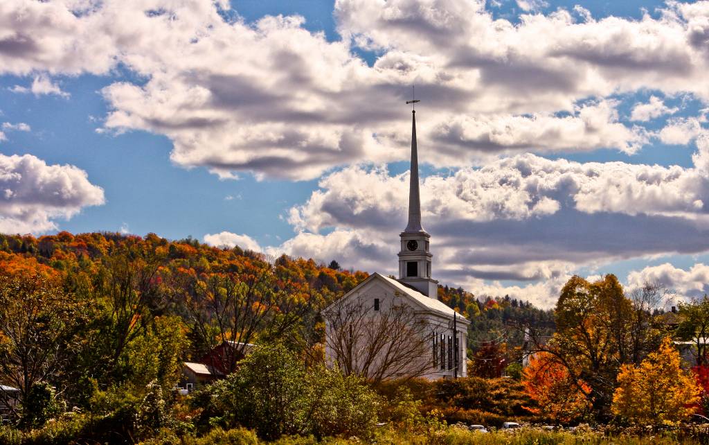 A igreja e as folhas de outono de Stowe, em Vermont. Crédito: