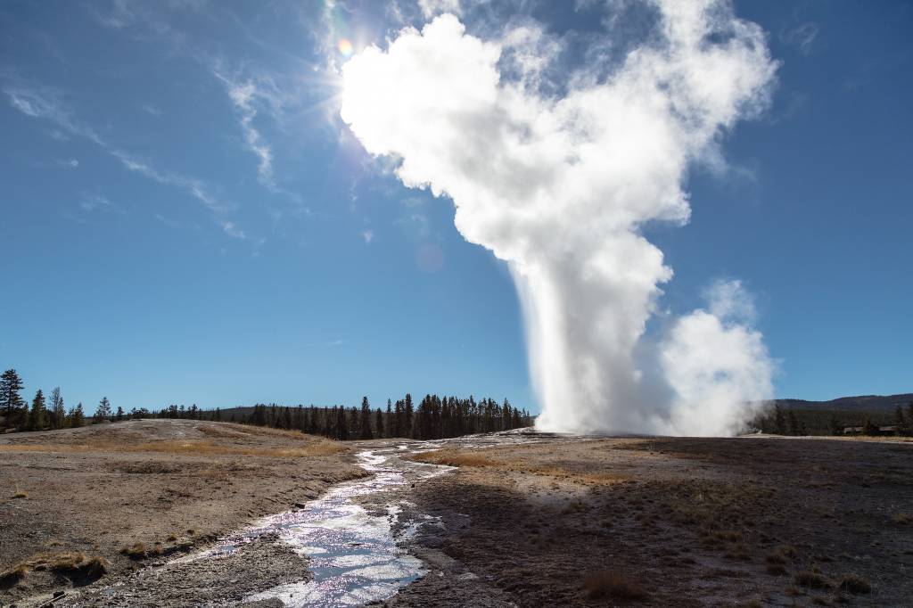 As erupções do Gêiser Old Faithful são tão pontuais quanto um trem suíço