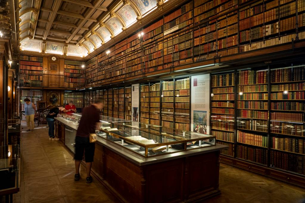 A biblioteca do Castelo de Chantilly: 30 mil volumes. Crédito: