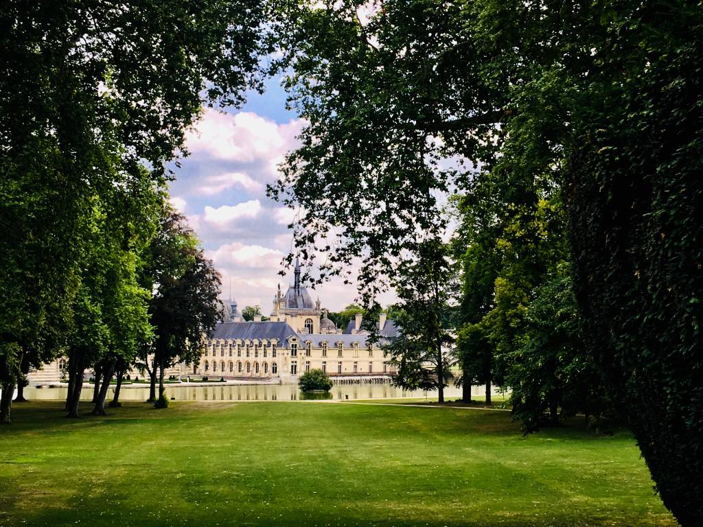 O lindo Castelo de Chantilly: cenário de contos de fadas longe da muvuca de Versailles. Crédito: