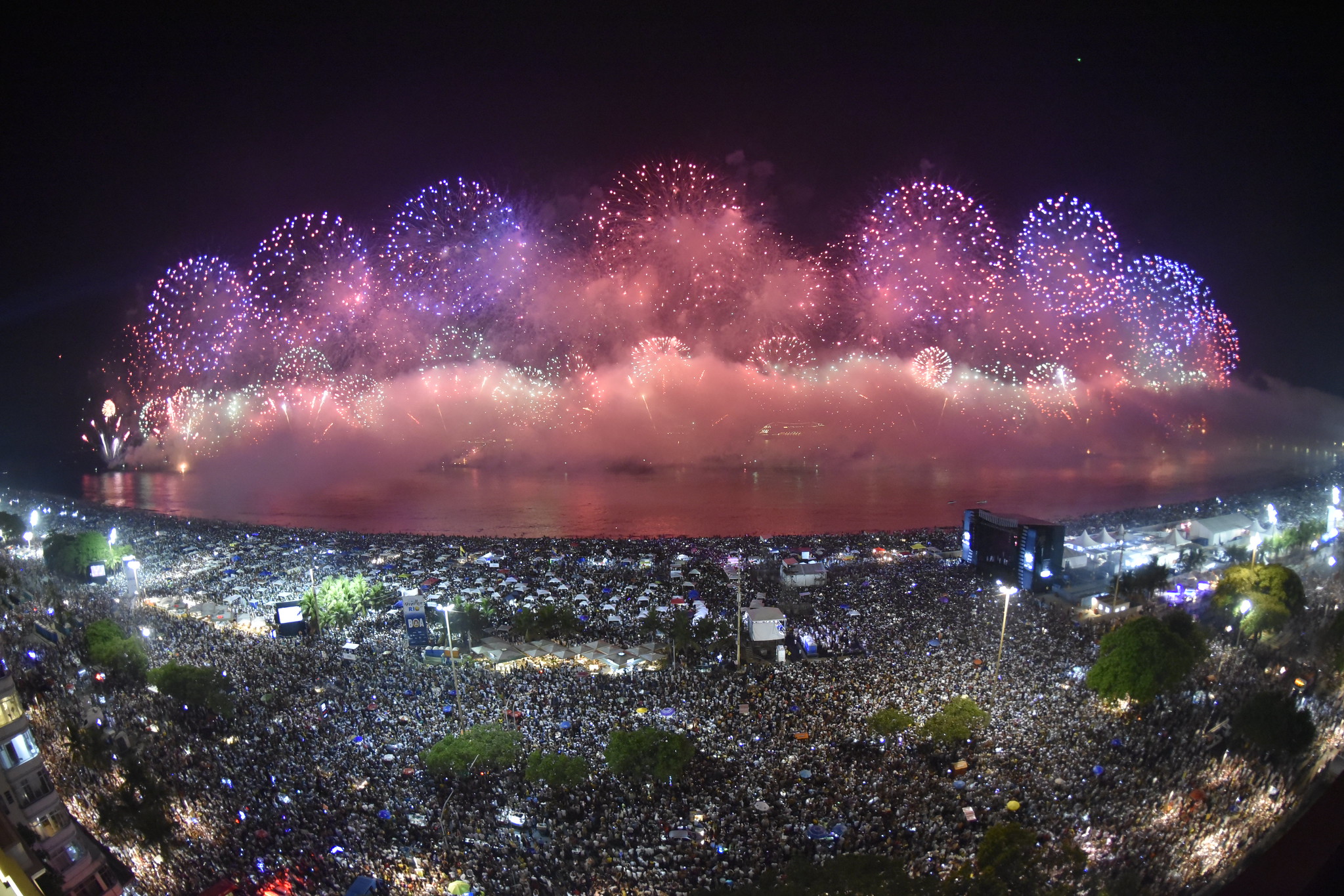 Copacabana, Paulista, Salvador: Ano Novo: 10 lugares no Brasil para