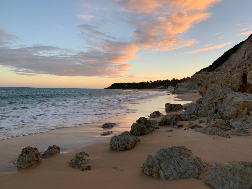 Fim de tarde épico na Praia do Espelho, depois que a multidão debanda