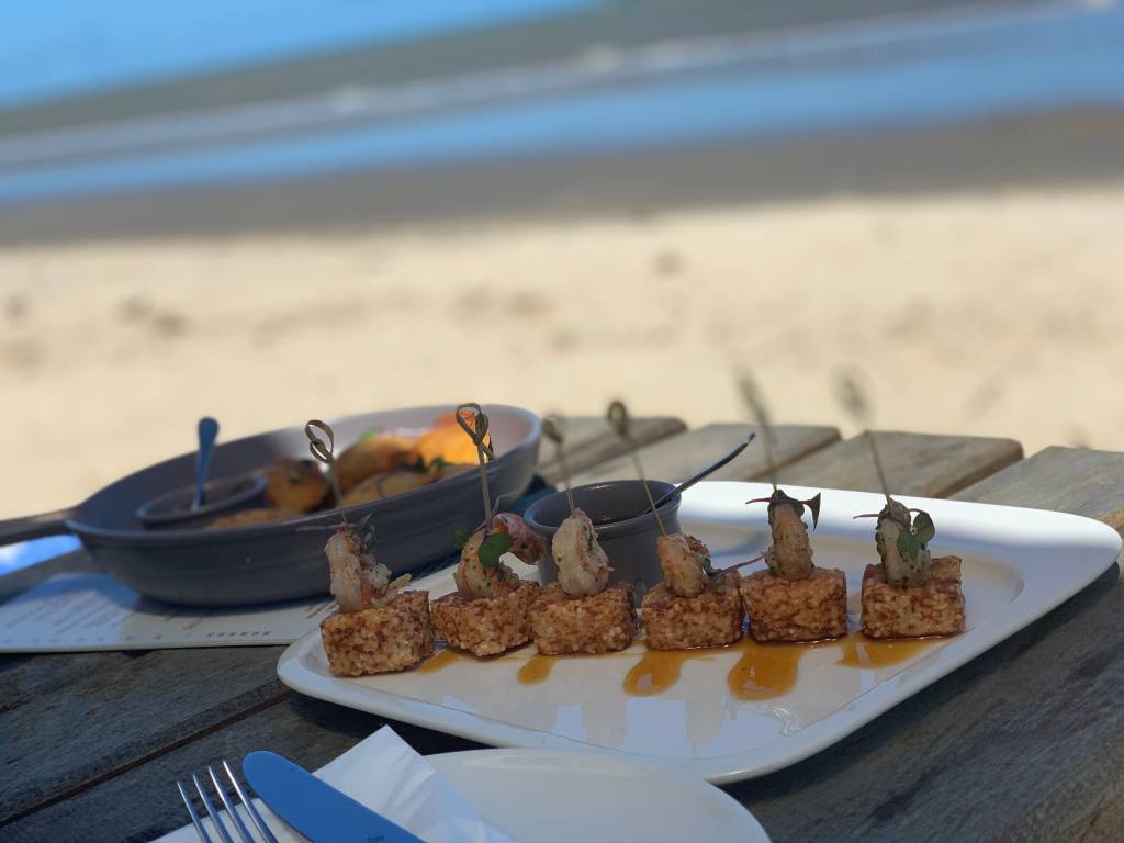 Daninhos de tapioca com camarão flambado na chachaça na Maroca