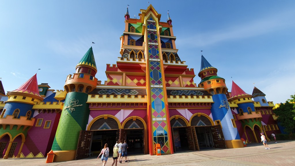 O castelo colorido dá as boas-vindas aos visitantes do Beto Carrero World