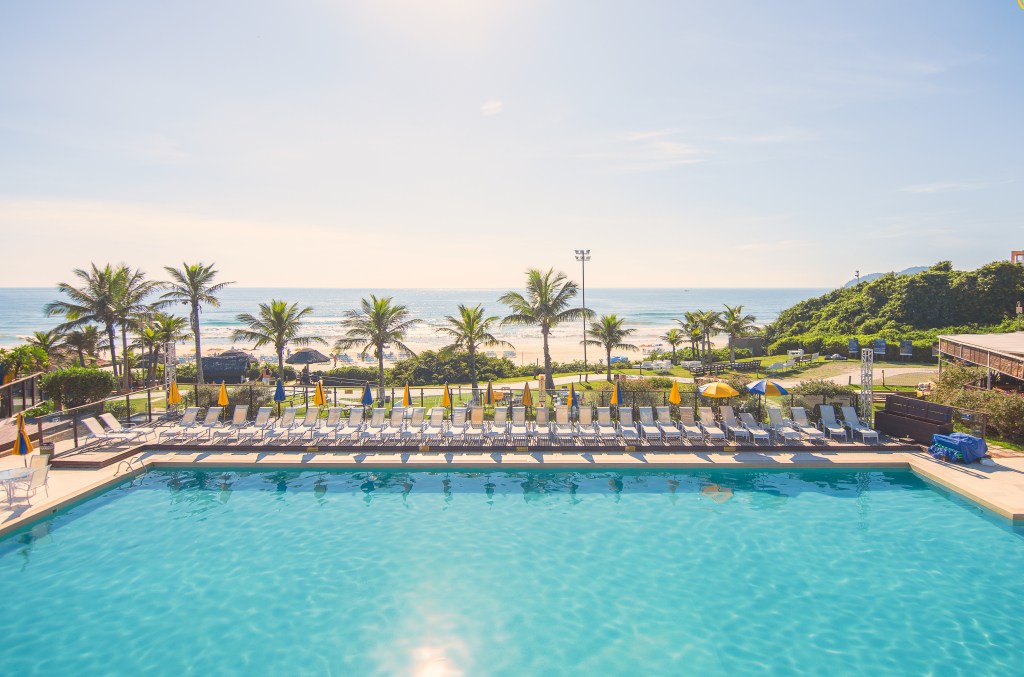 A piscina com vista para o mar do resort Costão do Santinho