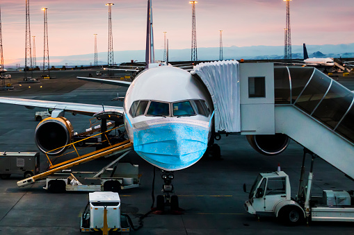 Avião com máscara para coronavírus