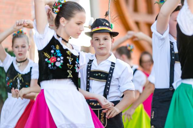 Apresentações de dança folclórica fazem parte da festa