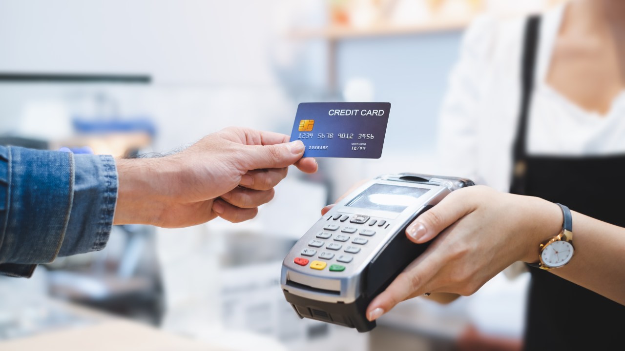 Pessoa passando cartão de crédito