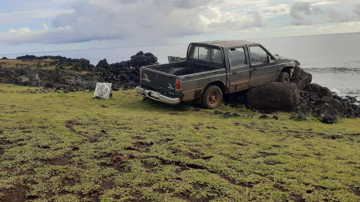 Motorista avança sobre moai na Ilha de Páscoa