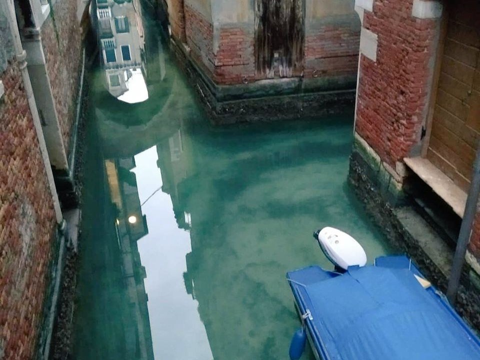 Canais limpos em Veneza pela ausência de pessoas. O coronavírus afastou turistas da Itália
