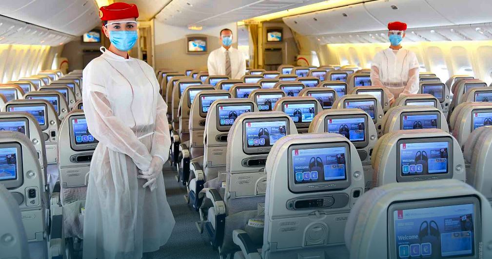 Comissários de bordo da Emirates agora usam avental descartável sobre a roupa, luvas e protetor para os olhos