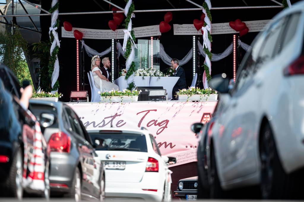 Cerimônia de casamento drive-in na Alemanha