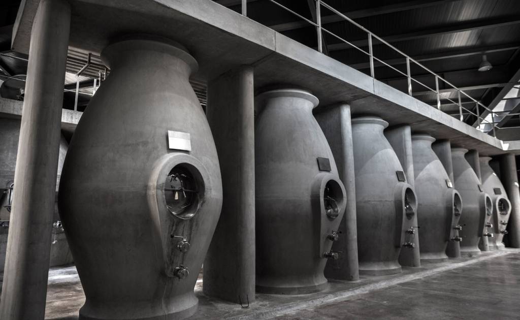 Nada de barricas: os vinhos da Zuccardi são armazenados em tanques de concreto. Crédito: