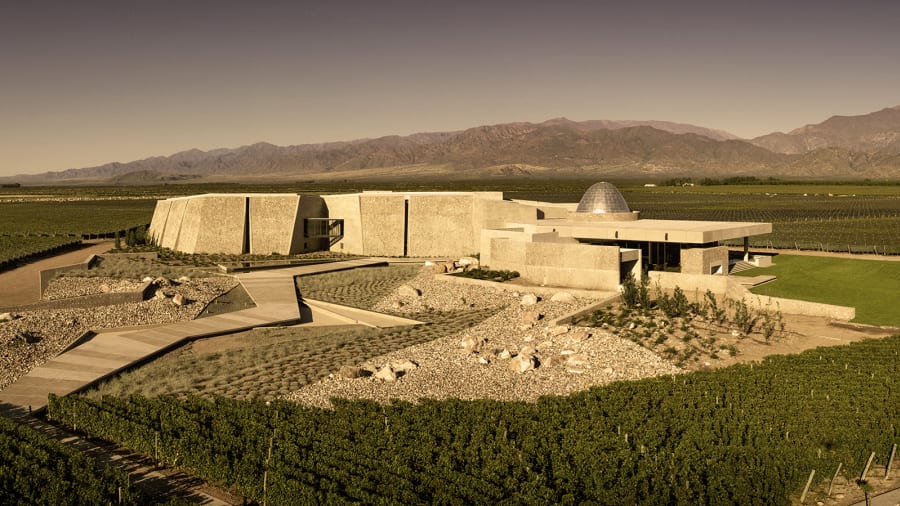 O cenário montanhoso ao redor dos vinhedos serviu de inspiração para a arquitetura da Zuccardi, toda feita com pedras da região. Crédito: