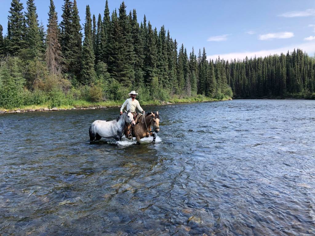 Aqui ele cruza um rio no território Yukon, no Canadá, um dos lugares mais marcantes de toda viagem