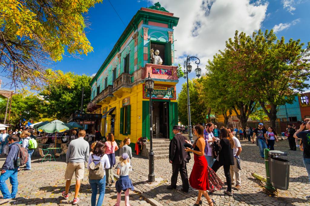 As casas coloridas e os dançarinos de tango são marcas registrada do Caminito. Mas a região guarda outros atrativos quiçá até mais interessantes. Crédito: