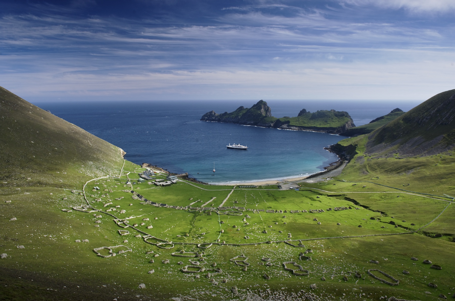 St. Kilda, Escócia - Um pouco distante da costa escocesa, o arquipélago fica no limite das Ilhas Britânicas, mas ainda atrai visitantes que querem explorar um destino remoto. Abandonada a mais de 100 anos, historiadores afirmam que o local começou a ser habitado há mais de 7 mil anos, depois foi lar da civilização viking nos séculos 9 e 10, e mais tarde de monges cristãos, que viveram ali por volta do século 17. Com ruínas de casas de pedra, hoje a única vida no local são de diferentes espécies de aves.