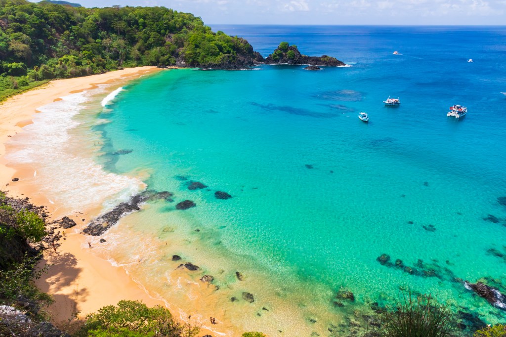 A paradisíaca Baía do Sancho constantemente aparece nas listas de melhores praias do mundo