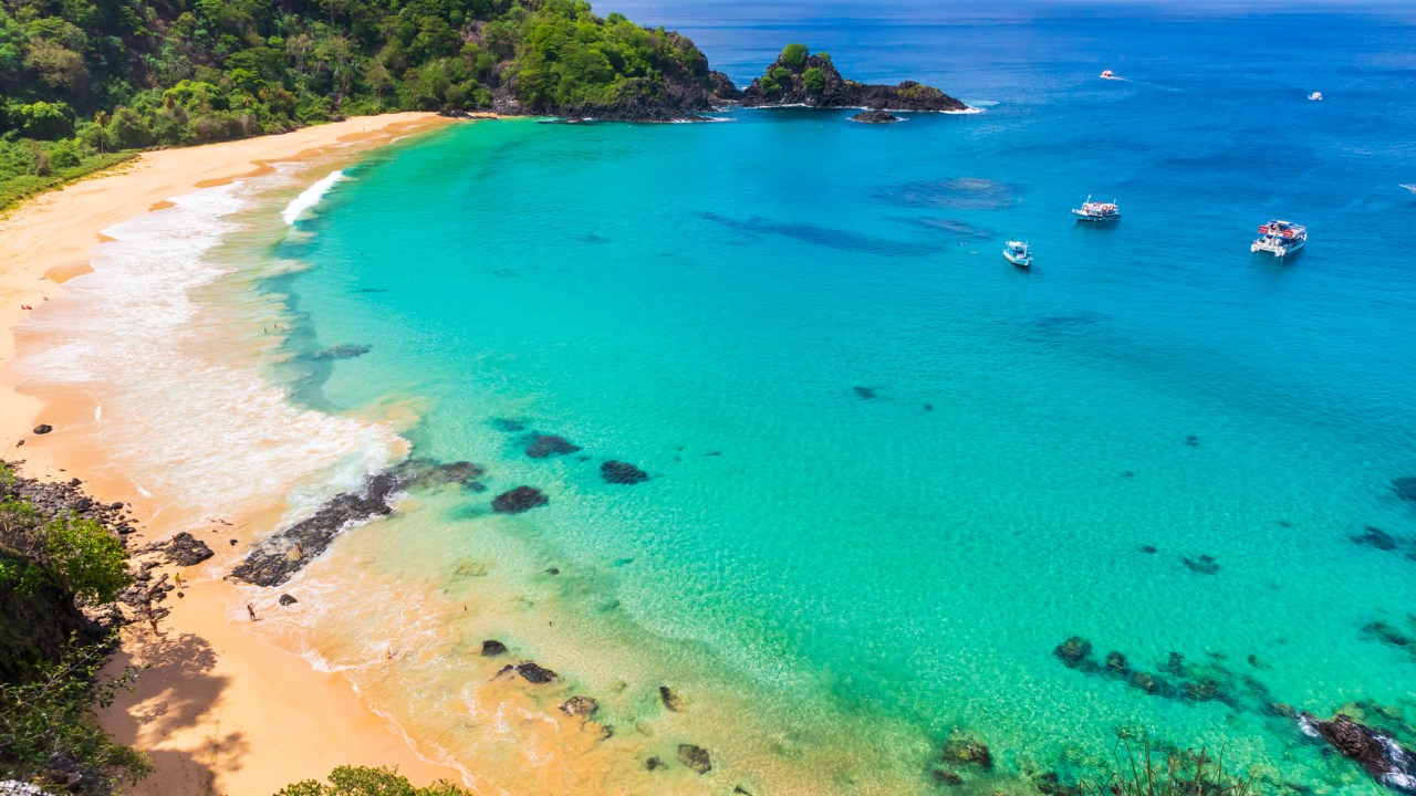 A paradisíaca Baía do Sancho constantemente aparece nas listas de melhores praias do mundo