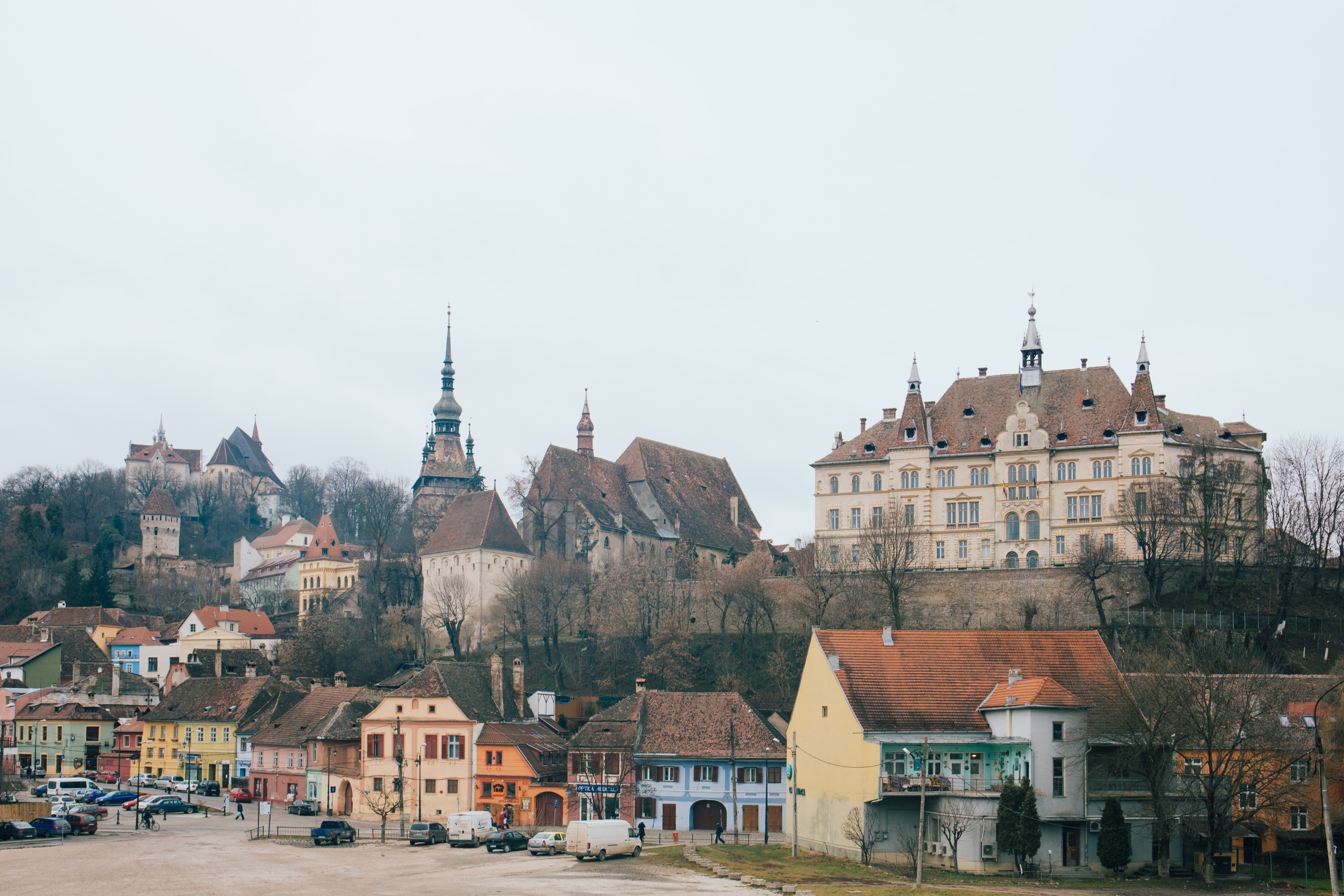 Sighisoara, Romênia - A cidade medieval foi local de nascimento de Vlad, o Empalador, príncipe que deu origem à lenda do Conde Drácula (seu castelo, no entanto, não fica na cidade). Sombria, ali encontra-se colinas repletas de casarões, ruas de pedras e igrejas góticas, uma delas, com um cemitério macabro, está no alto da cidade. A Casa Vlad-Dracul foi onde Vlad nasceu em 1431, e hoje é um restaurante e museu decorado de maneira vampiresca.