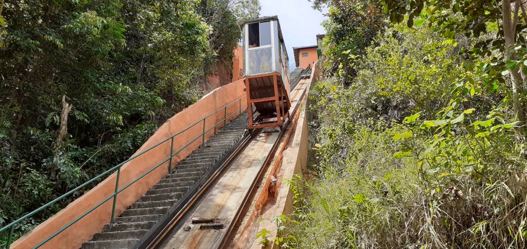 Elevador desce em um plano inclinado