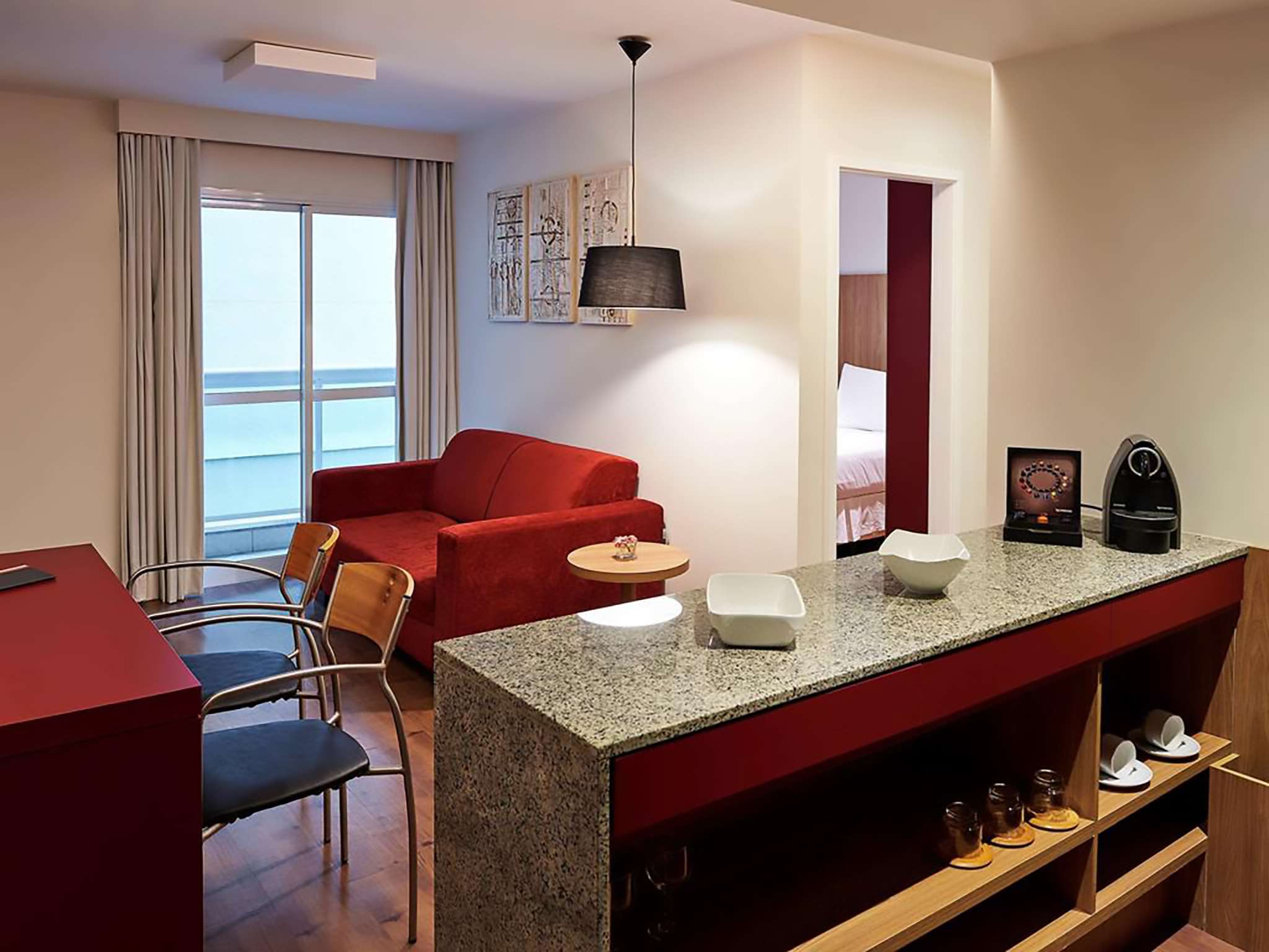 sala-5 Quarto do Golden Tulip Ipanema, com saleta e cozinha americana: expediente a alguns metros do Arpoador