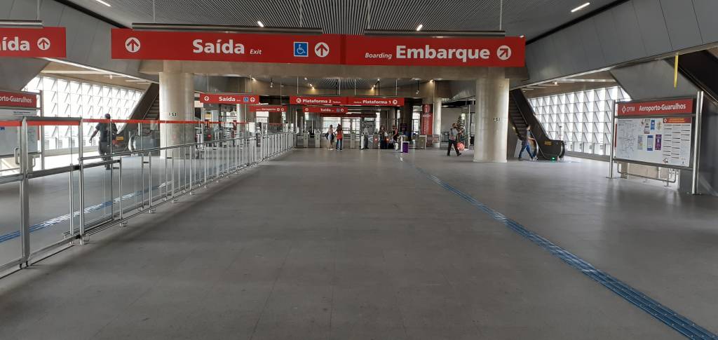 A caminho da catraca da estação Aeroporto Guarulhos