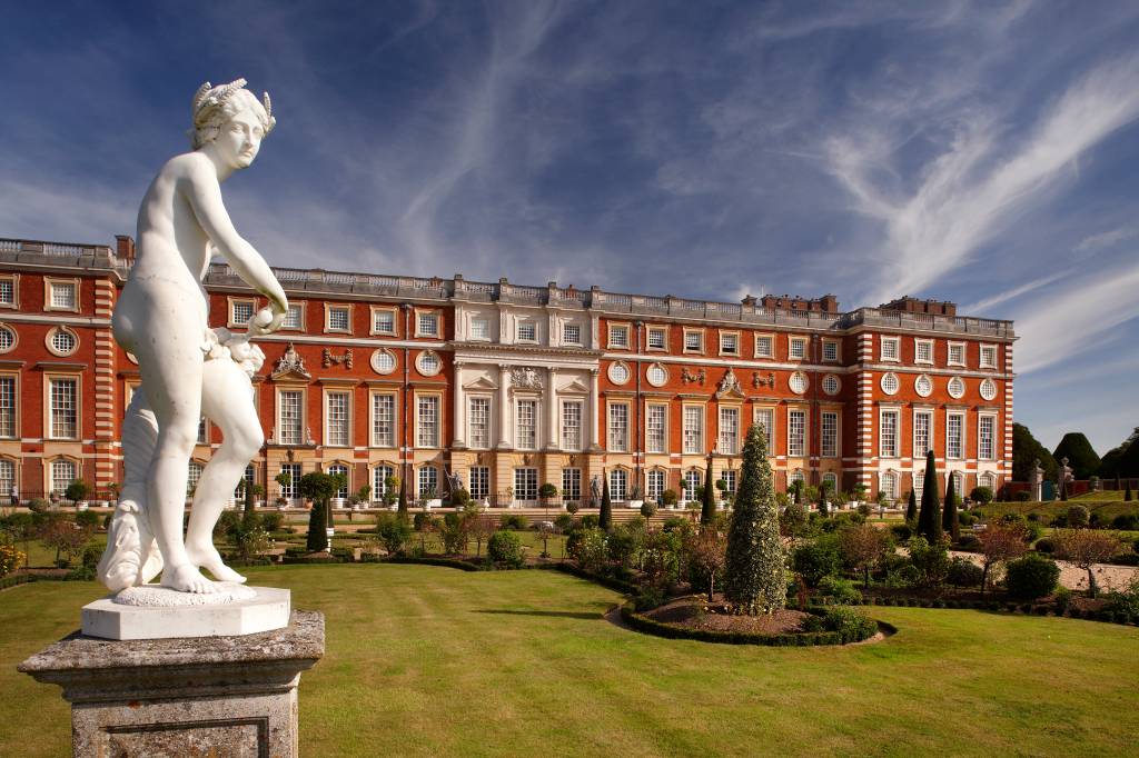 Fachada de Hampton Court, que serviu para retratar o palácio da rainha. Crédito:
