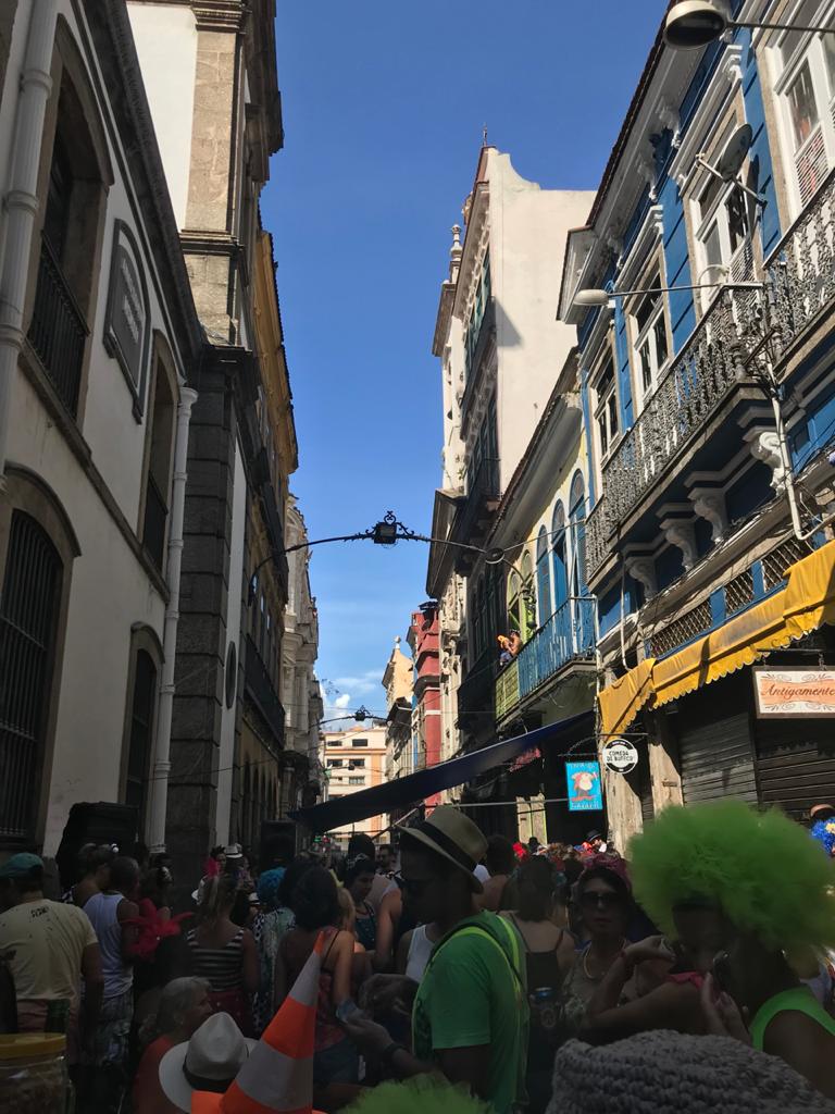 A histórica Rua do Ouvidor tomada de foliões, no Carnaval de 2018.