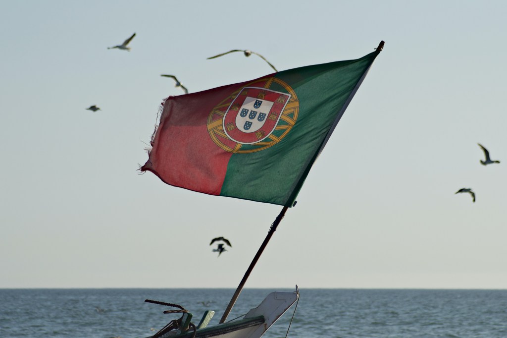 A imagem mostra a bandeira de Portugal