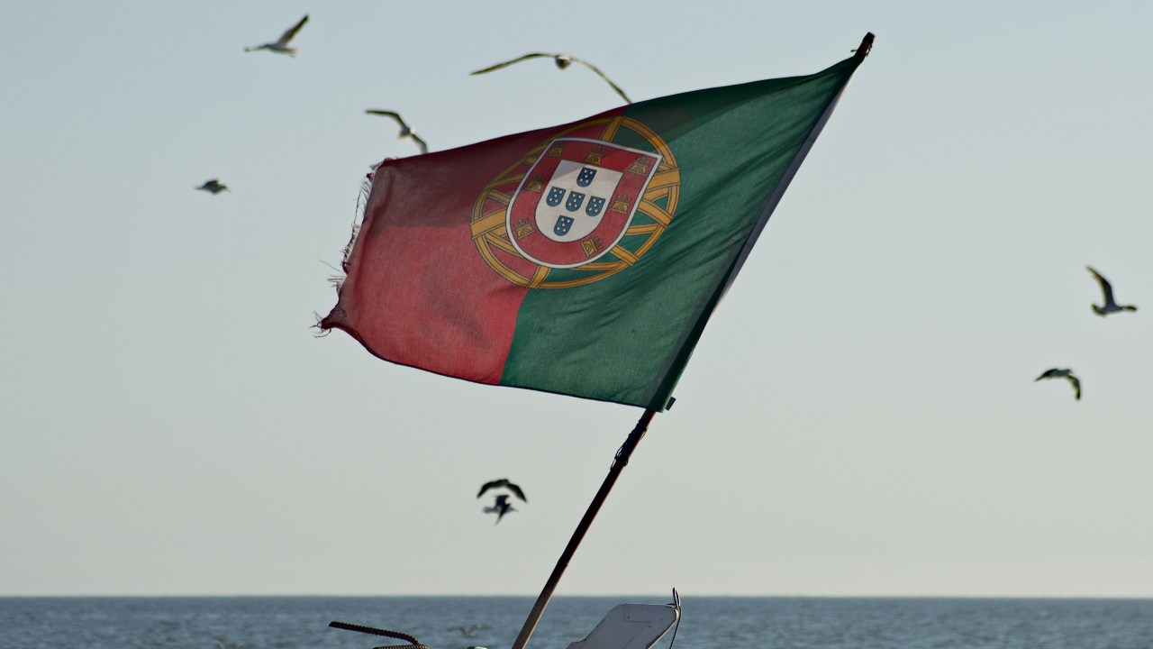 A imagem mostra a bandeira de Portugal