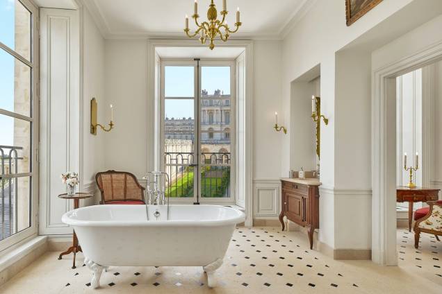As vistas para os jardins do Palácio de Versalhes são um dos atributos dos quartos