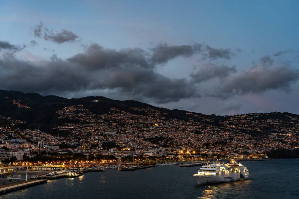 Funchal ao entardecer: a capital da ilha é também a maior cidade, concentrando 45% da população da ilha