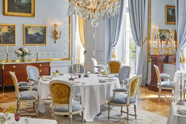 No jantar, o restaurante do hotel simula os banquetes promovidos pela realeza francesa no século 18