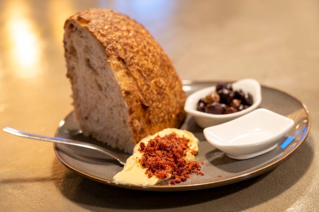 O começo de tudo no Kampo: naco de pão de fermentação natural e uma bela manteiga com pó de chouriço