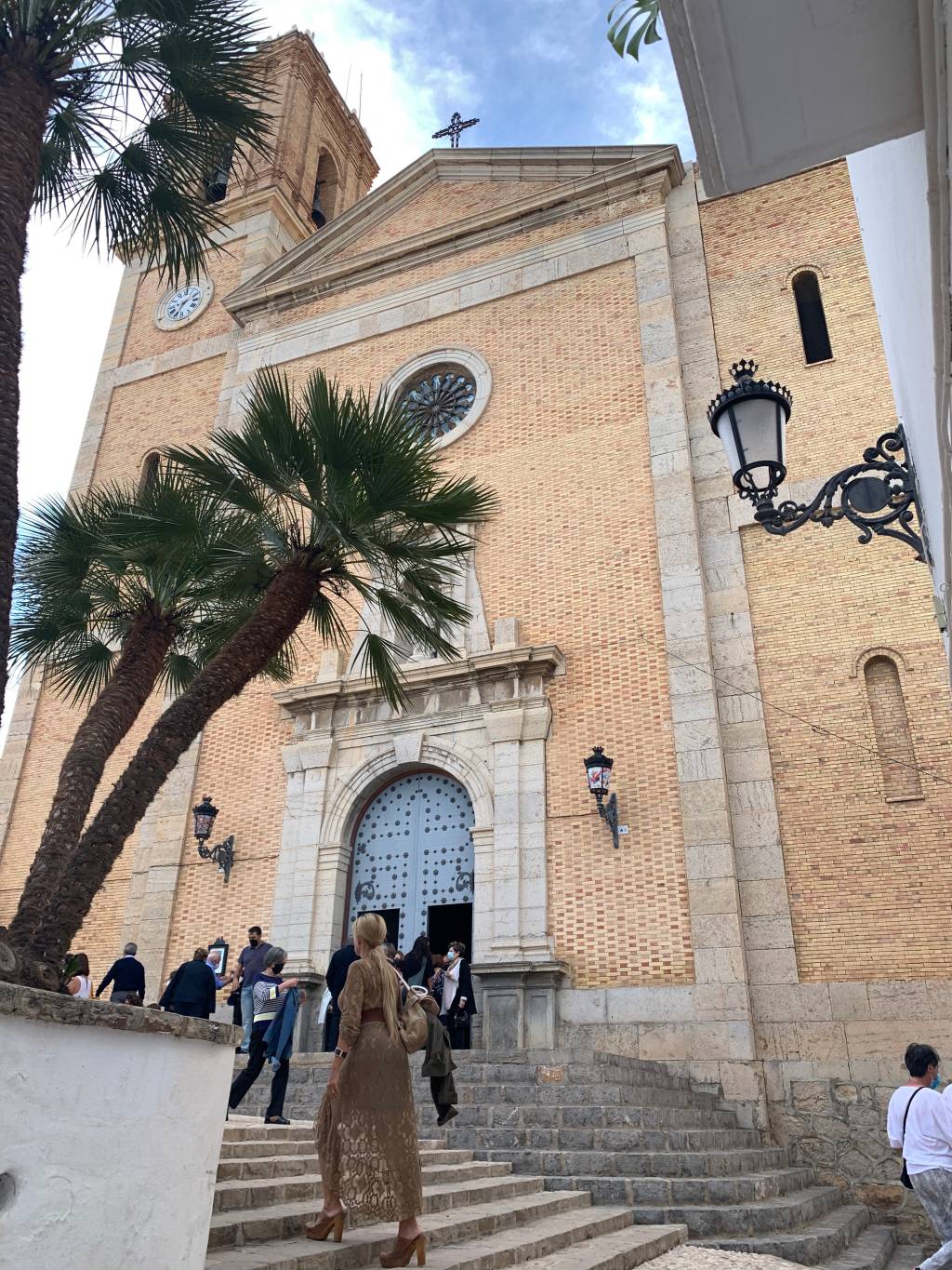 A Parroquia De Nuestra Señora Del Consuelo, coroando a cidade