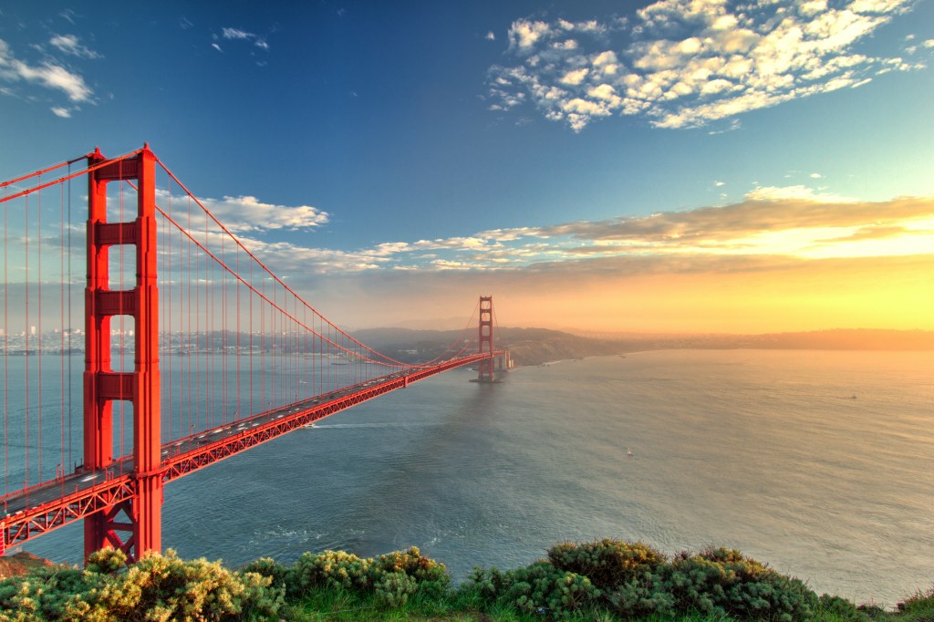 Golden Gate Bridge, em San Francisco, Califórnia, com o pôr do sol ao fundo
