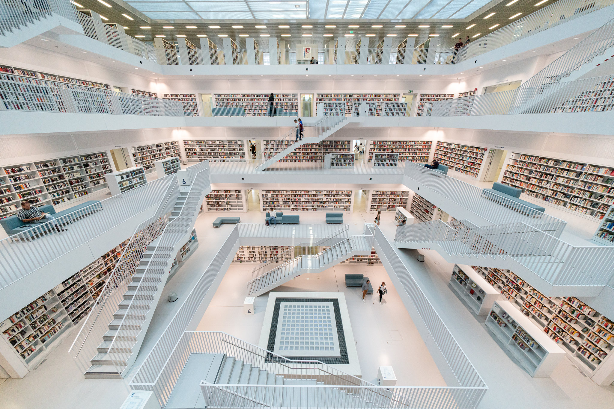 Interior da Biblioteca Municipal de Estugarda